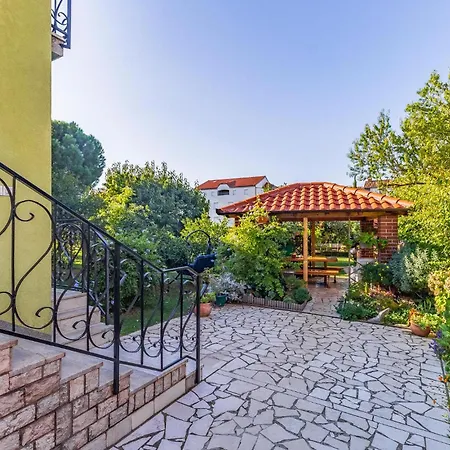 Gorgeous In With Kitchen Apartment *